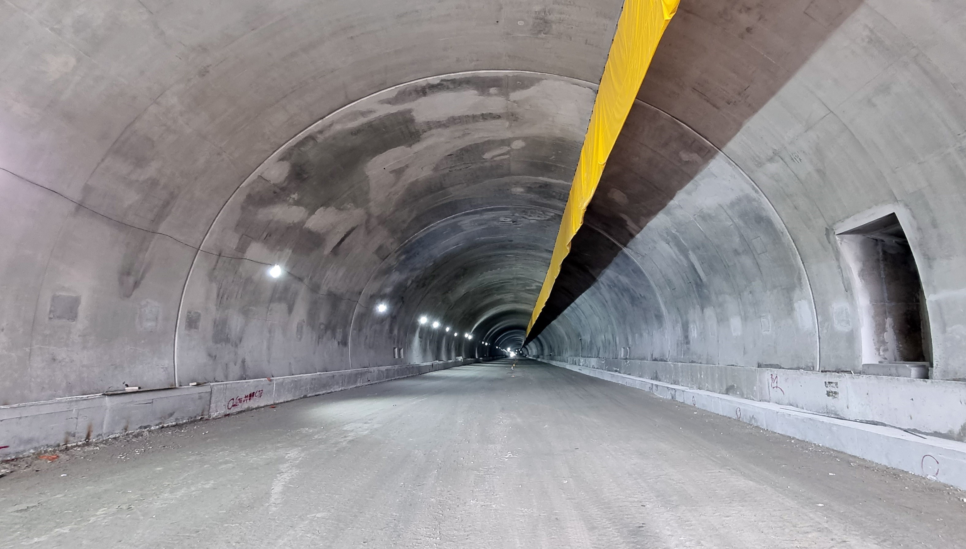 Thông hầm xuyên núi dài nhất tuyến cao tốc Bắc - Nam